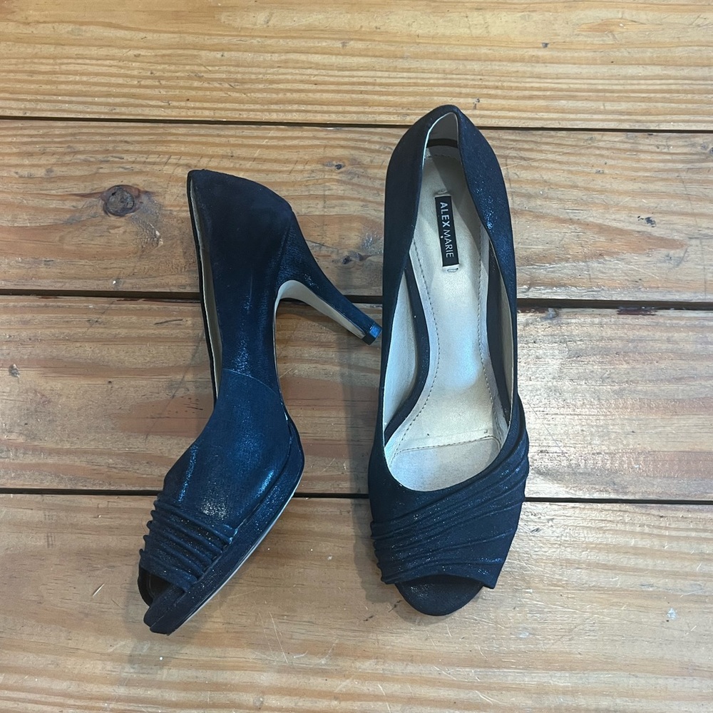 (434) BLACK HEELS